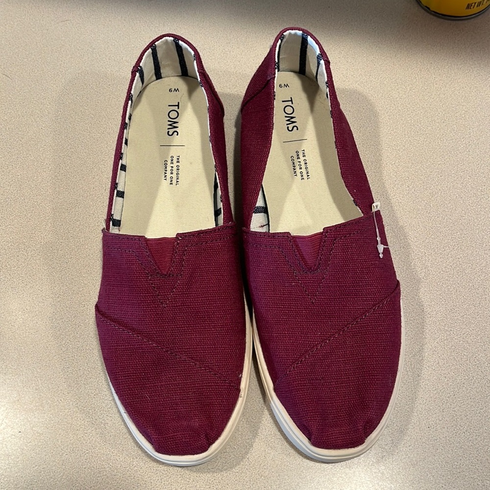 Maroon Tom’s